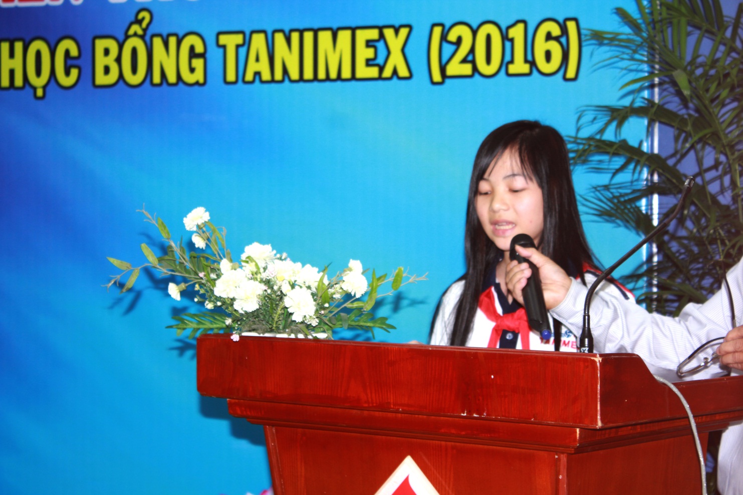 Em Hoàng Thị Vân – Đại diện cho các bạn học sinh Vừ A Dính, phát biểu cám ơn.